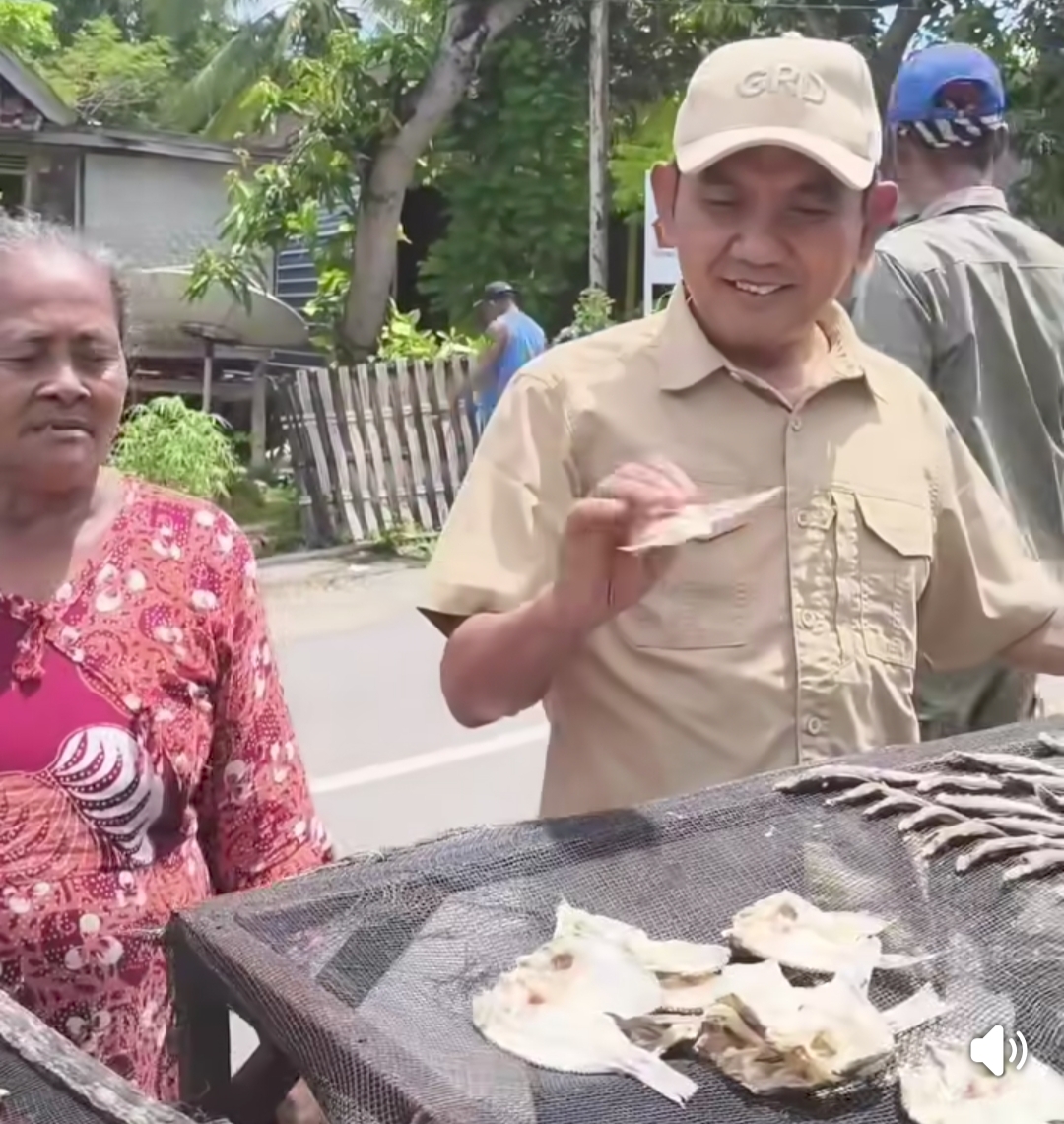 Aksi Spontan Wabup Ansori Borong Seluruh Dagangan Ikan Asin UMKM Moyo Hulu