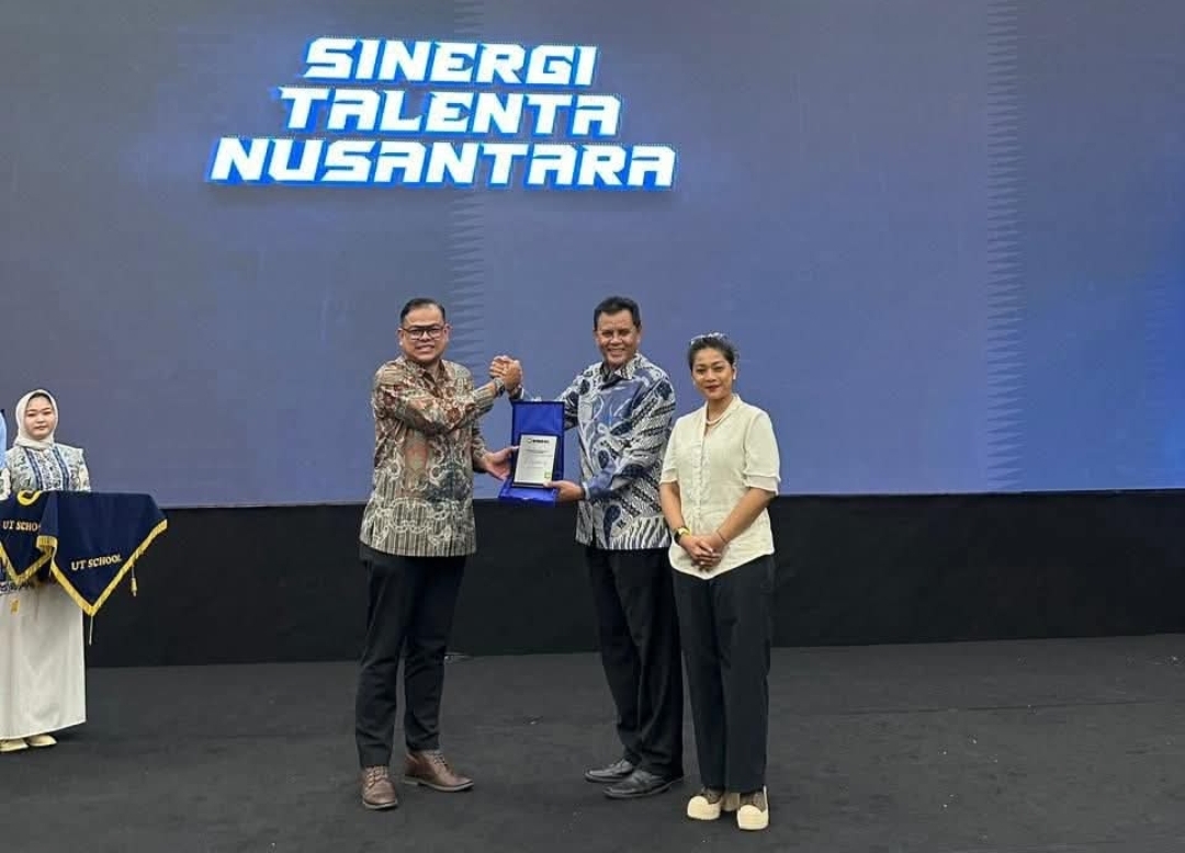 Cetak SDM Unggul, Bupati Jarot Puji Lulusan Program Mekanik UT School–AMMAN