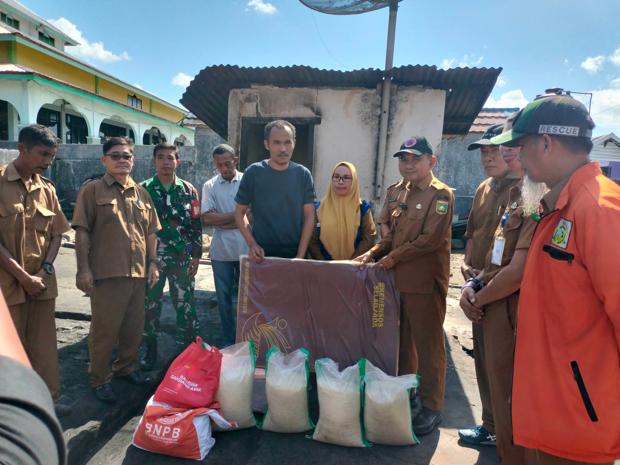 Konsisten Hadir di Tengah Duka, Wabup Sambangi Korban Kebakaran Lenangguar Konsisten Hadir di Tengah Duka, Wabup Sambangi Korban Kebakaran Lenangguar