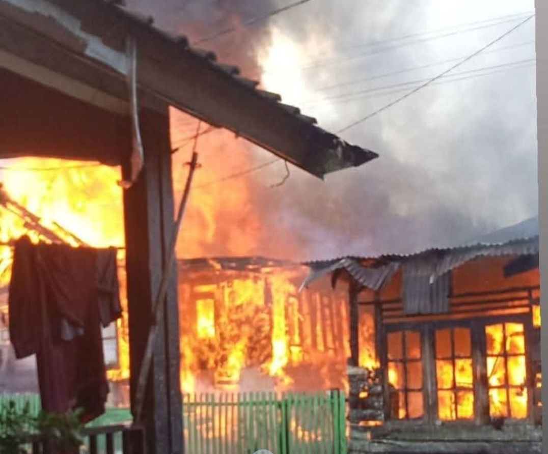 Dua Rumah Terbakar, Pemdes Lenangguar Apresiasi Respon Cepat Damkar