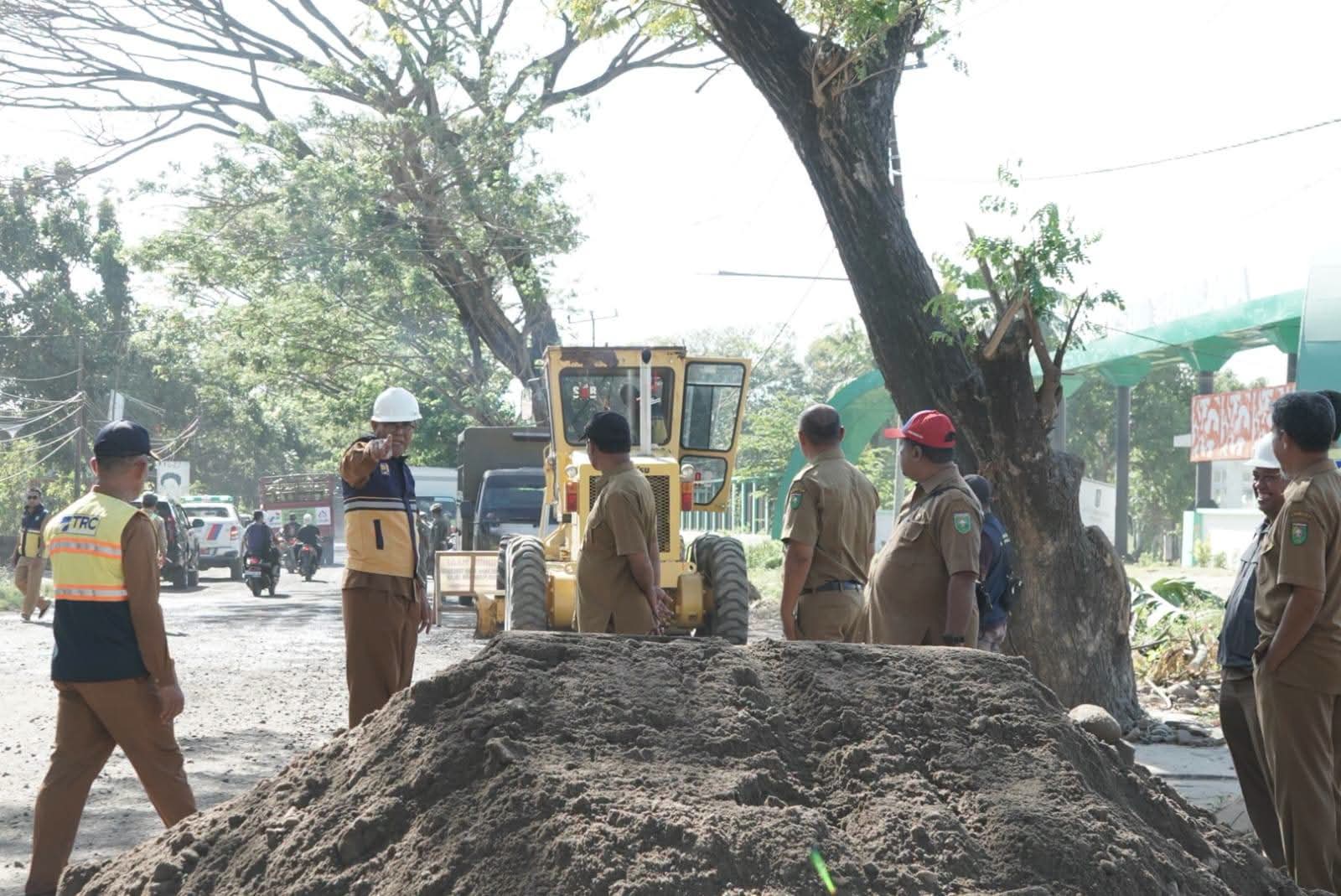Bupati Sumbawa Syarafuddin Jarot Tinjau Perbaikan Jalan Provinsi Depan RSUD Sering