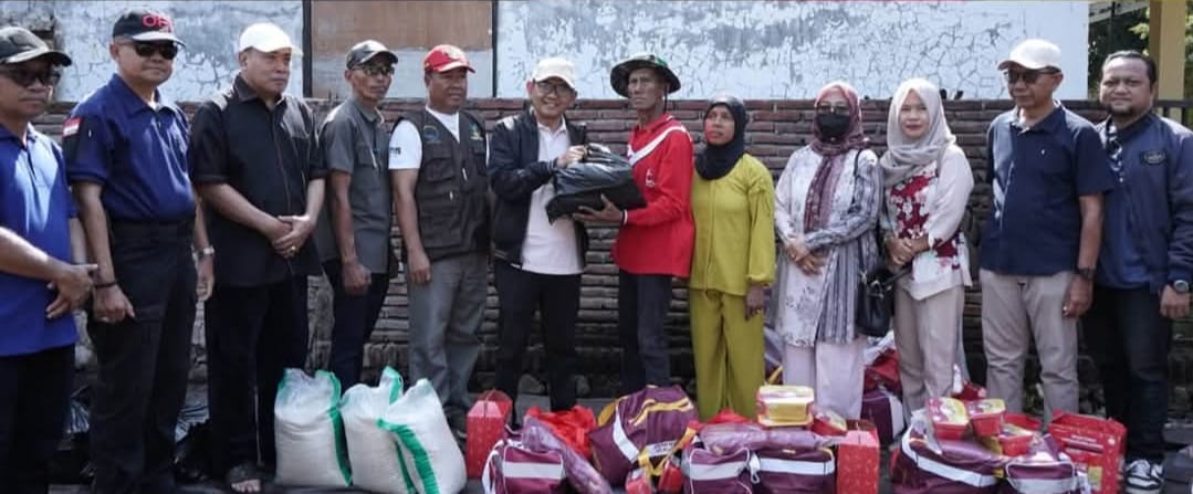 Respons Cepat Kebakaran Desa Kerekeh, Wabup Sumbawa Turun Langsung Salurkan Bantuan Respons Cepat Kebakaran Desa Kerekeh, Wabup Sumbawa Turun Langsung Salurkan Bantuan