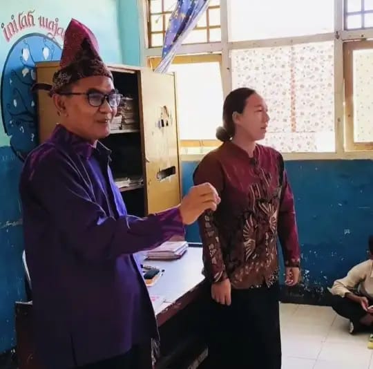 Wabup Ansori Instruksikan Pengadaan Meja-Kursi SDN Kanar Segera Dikerjakan Wabup Ansori Instruksikan Pengadaan Meja-Kursi SDN Kanar Segera Dikerjakan