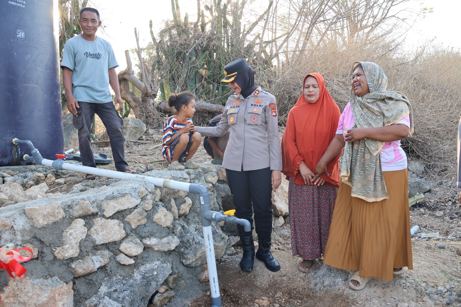 Kapolres Sumbawa Serahkan Bantuan Sumur Bor untuk Atasi Krisis Air Bersih di Dusun Omo Kapolres Sumbawa Serahkan Bantuan Sumur Bor untuk Atasi Krisis Air Bersih di Dusun Omo