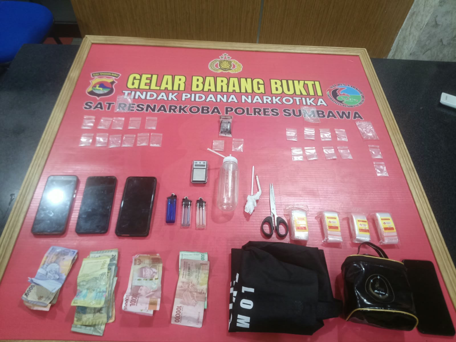 Gerebek Pesta Transaksi Sabu di Kelurahan Pekat, Sat Resnarkoba Polres Sumbawa Bekuk 4 Pemuda Beserta 23 Poket Barang Bukti