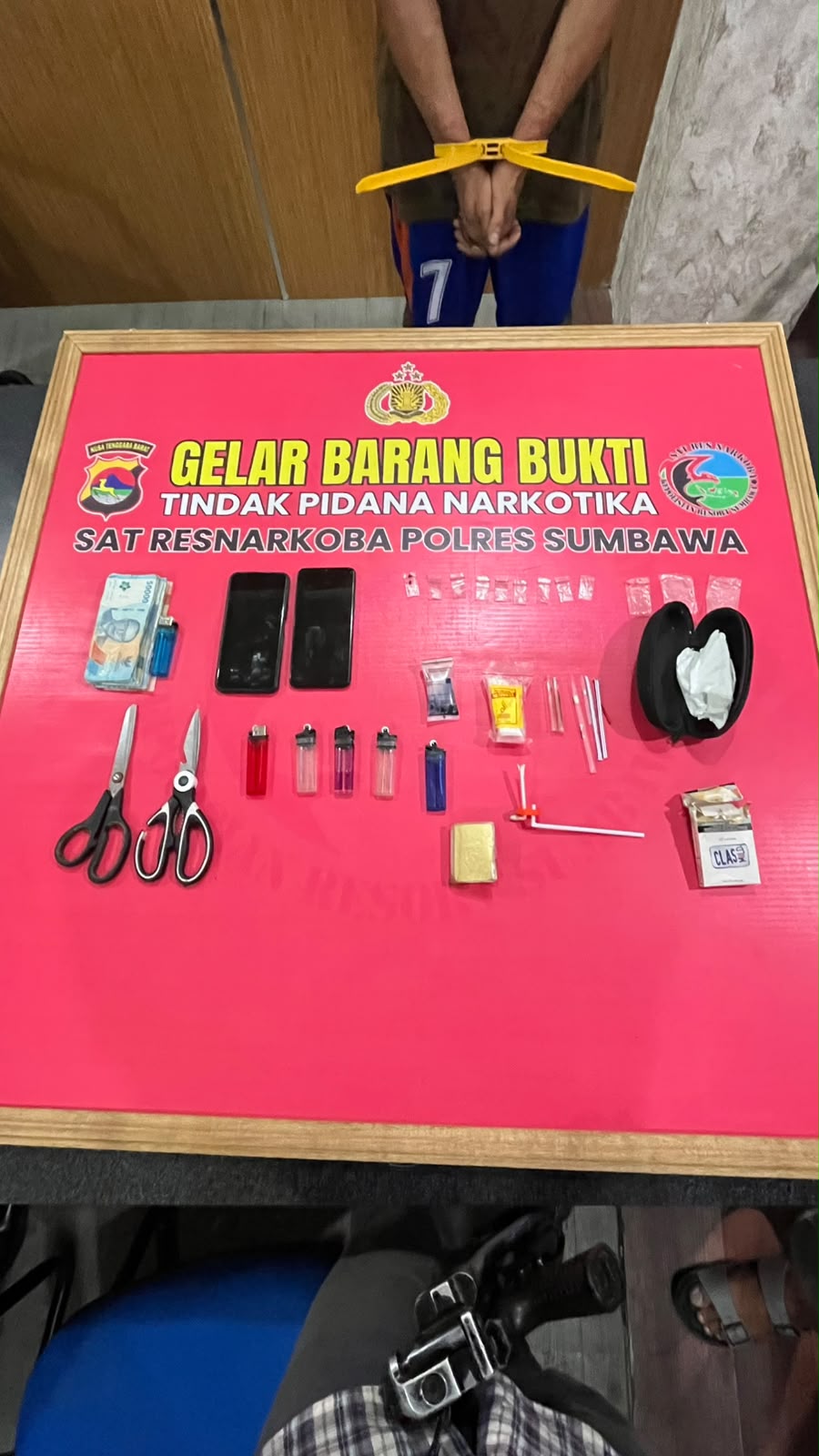 Tim Gabungan Polres Sumbawa dan BNNK Amankan Terduga Pengedar Beserta 9 Poket Sabu Tim Gabungan Polres Sumbawa dan BNNK Amankan Terduga Pengedar Beserta 9 Poket Sabu