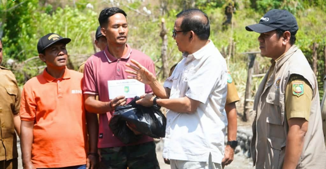 Kunjungi Korban Kebakaran di Dusun Perung, Wabup H. Ansori Minta Penanganan Segera Kunjungi Korban Kebakaran di Dusun Perung, Wabup H. Ansori Minta Penanganan Segera